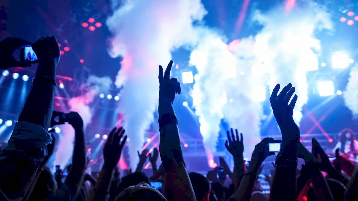 Publikum bei einem Konzert mit Rauch und Lichteffekten