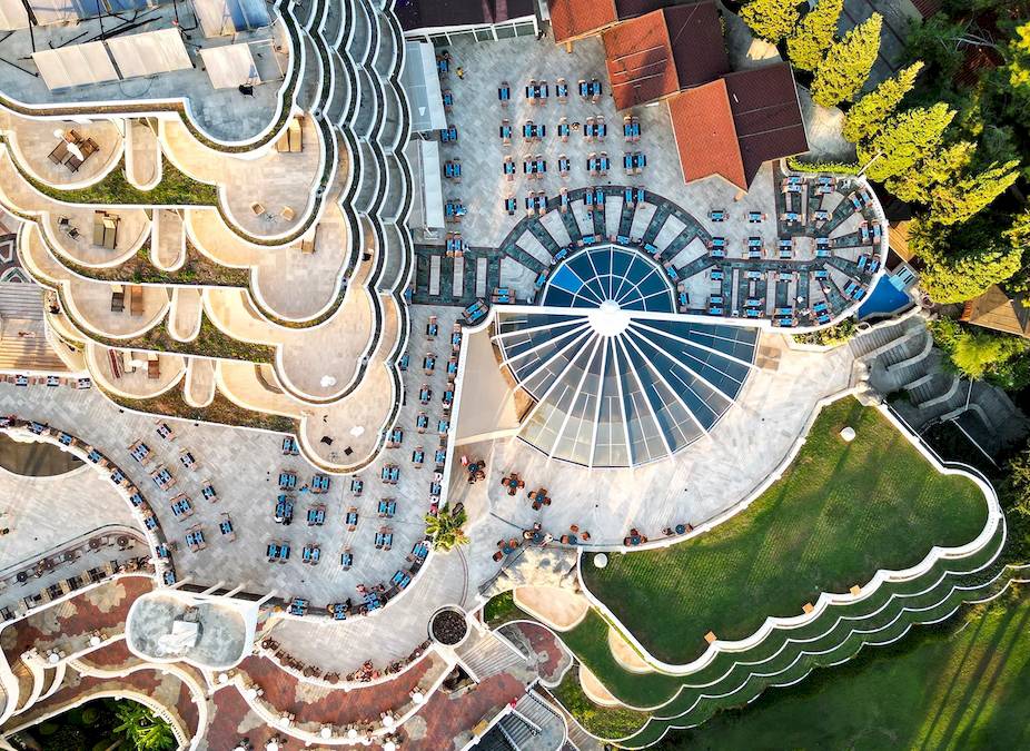 Luftaufnahme des Sunrise Queen Luxury Resort & Spa Außenbereichs mit Swimmingpool, Terrassen und Gärten.