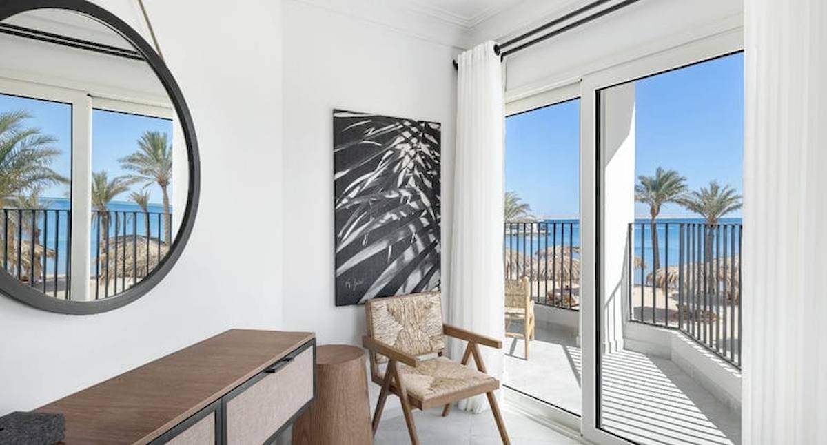 Serry Beach Resort Balkon mit Meerblick und Sonnenschirmen am Strand