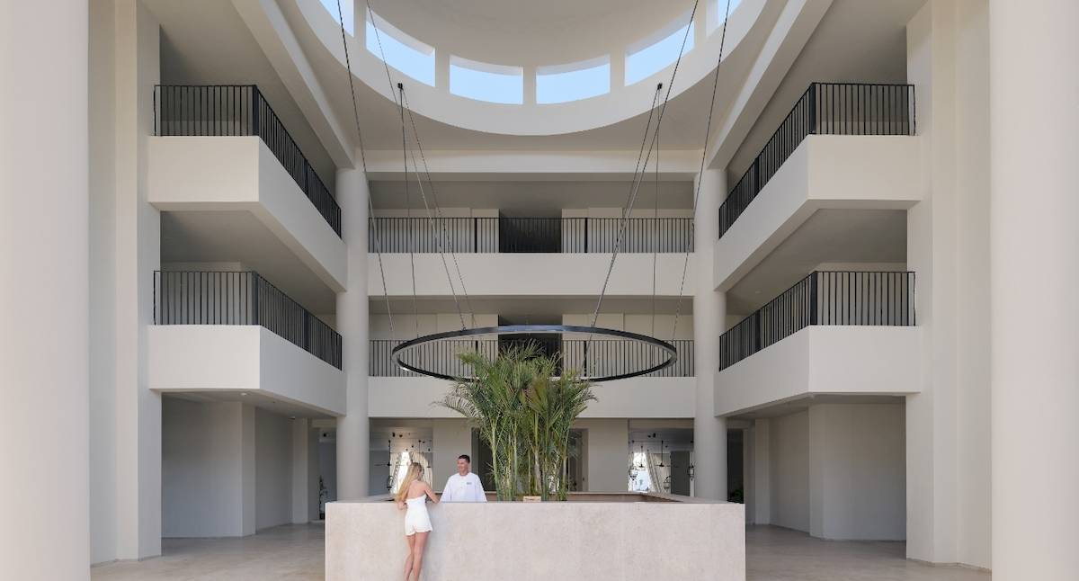 Ein Blick auf die Lobby des Serry Beach Resorts mit zwei Personen und einer Pflanze.