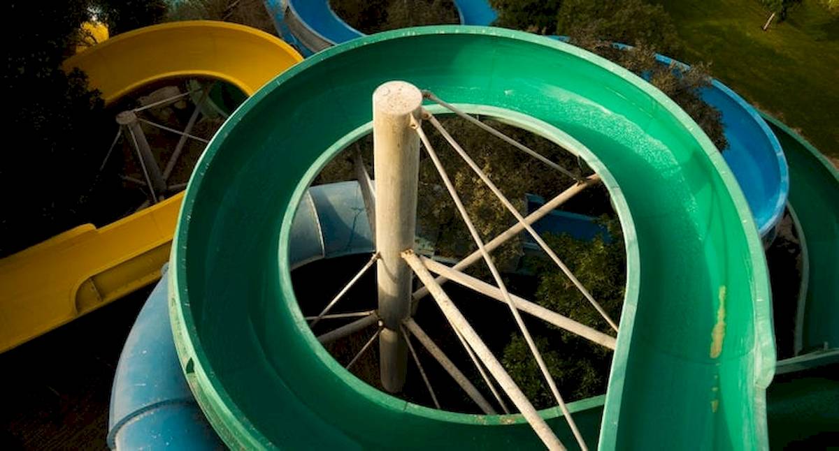 Grüne Wasserrutsche im Serry Beach Resort neben anderen Rutschen.
