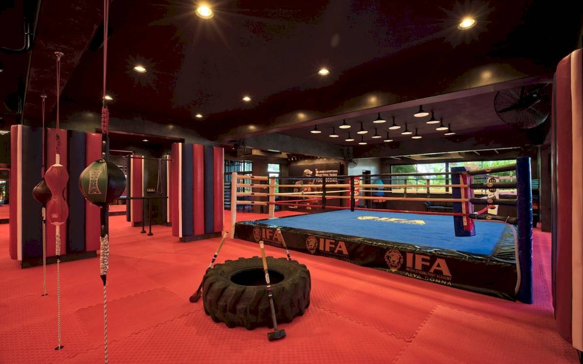Box-Trainingsbereich im Dobedan Exclusive Hotel & Spa Belek mit Ring, Boxhandschuhen und Trainingsreifen.