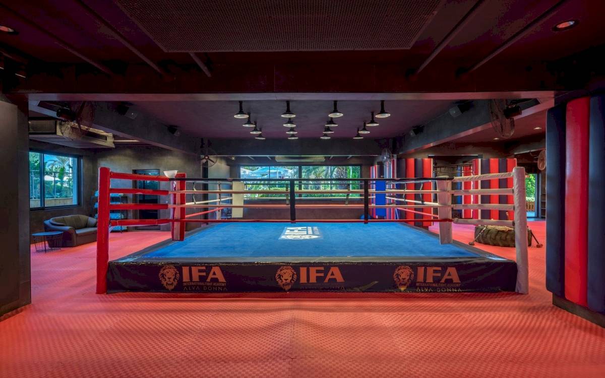 Boxring im Dobedan Exclusive Hotel & Spa Belek mit roten und blauen Ringpfosten.