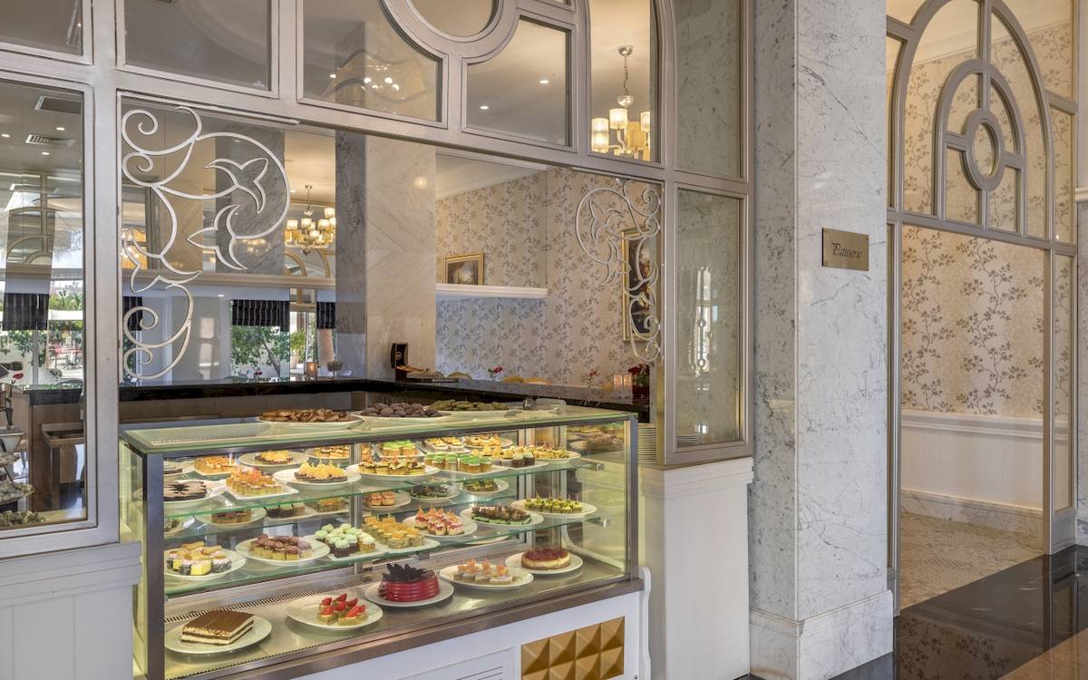 Die Patisserie des Dobedan Exclusive Hotel & Spa Belek mit einer Auswahl an Kuchen und Desserts.