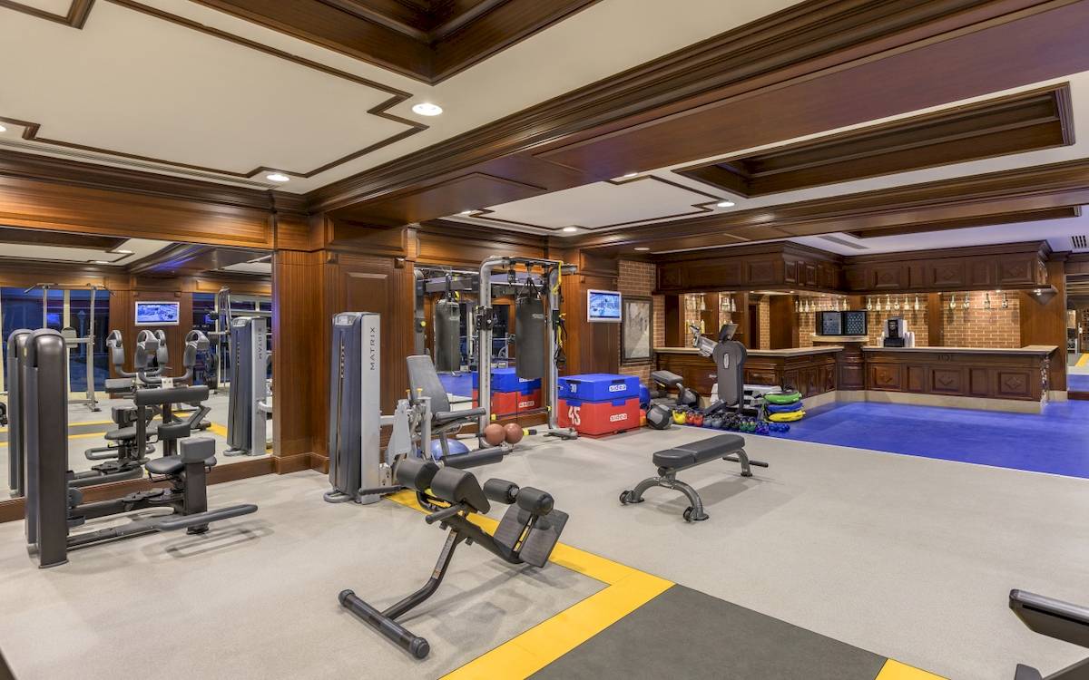 Fitness-Center im Dobedan Exclusive Hotel & Spa Belek mit verschiedenen Trainingsgeräten und einer Bar.