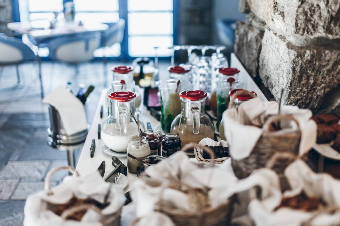 Frühstücksbuffet im Mykonos Theoxenia Boutique Hotel mit verschiedenen Getränken und Speisen.