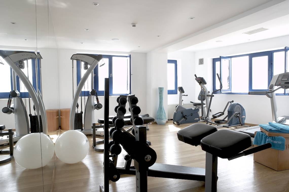 Fitnessraum des Mykonos Theoxenia Boutique Hotels mit diversen Trainingsgeräten.