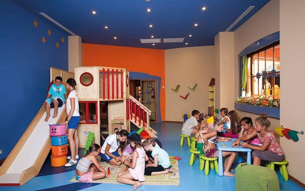Kinderspielzimmer im Limak Atlantis Deluxe Hotel & Resort mit Spielgeräten und Tischen.