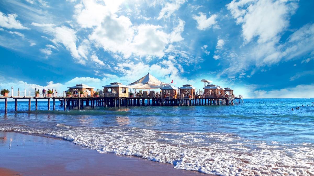 Vonresort Golden Beach Terrasse am Meer mit blauem Himmel und sanften Wellen