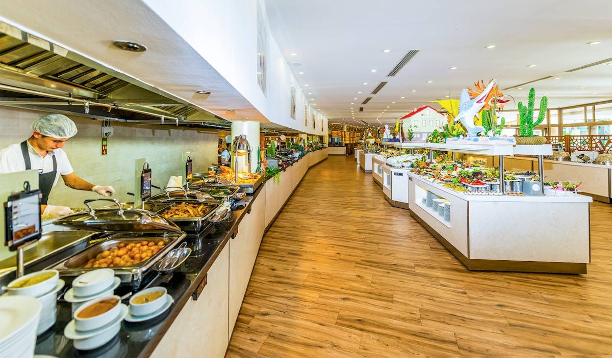 Restaurantbuffet im VONRESORT Golden Beach mit verschiedenen Speisen und einem Koch, der Gerichte serviert.