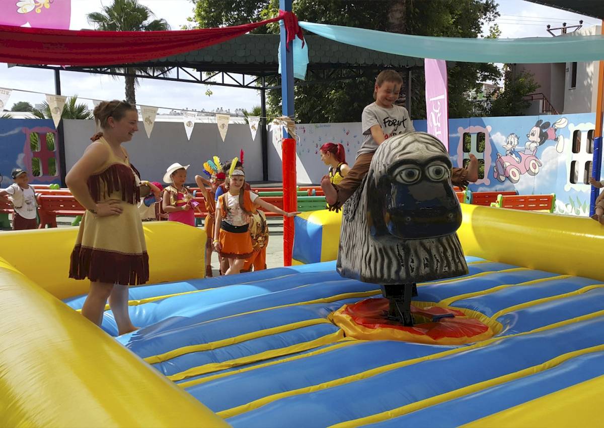 Kinder spielen auf einem aufblasbaren Tier im VONRESORT Golden Beach.