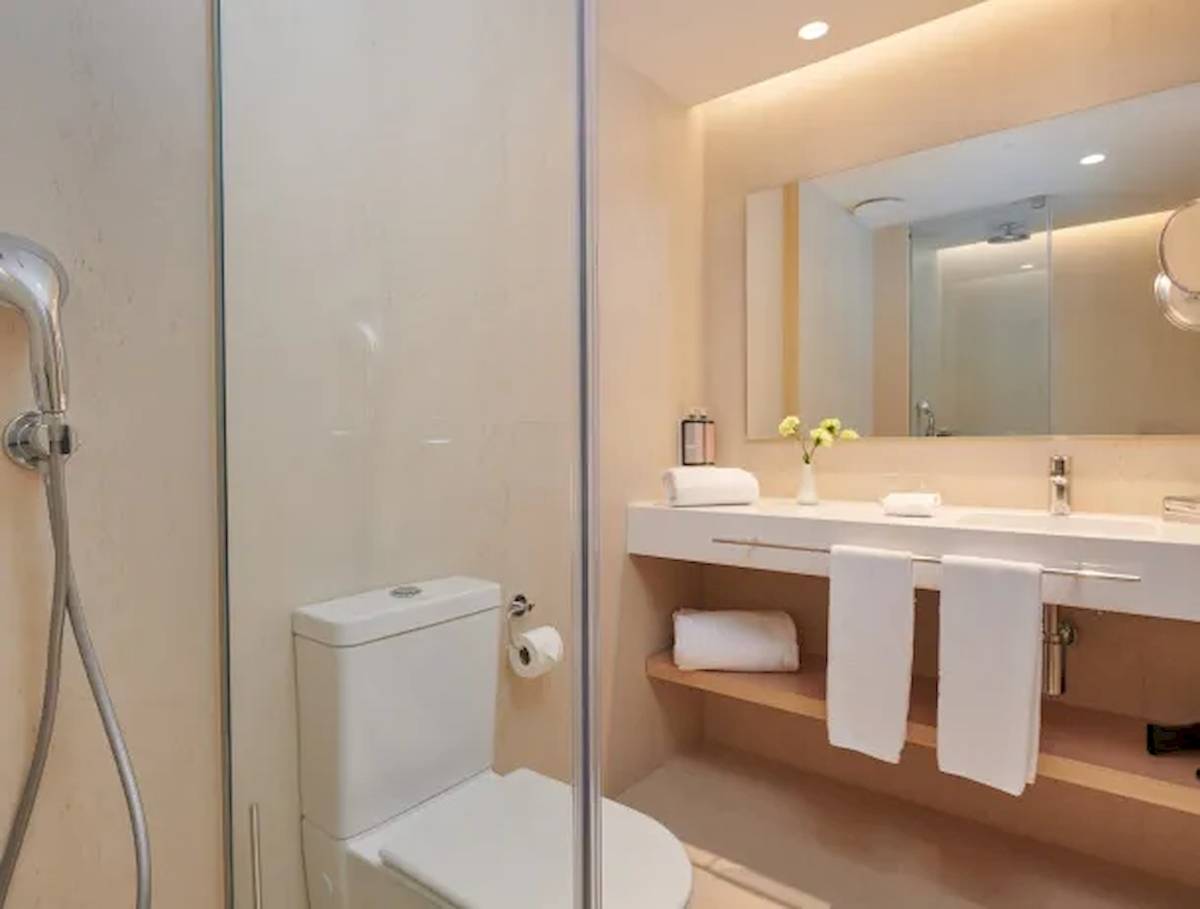 Badezimmer von Hipotels Mediterraneo mit Dusche, Toilette, Waschbecken und Spiegel.