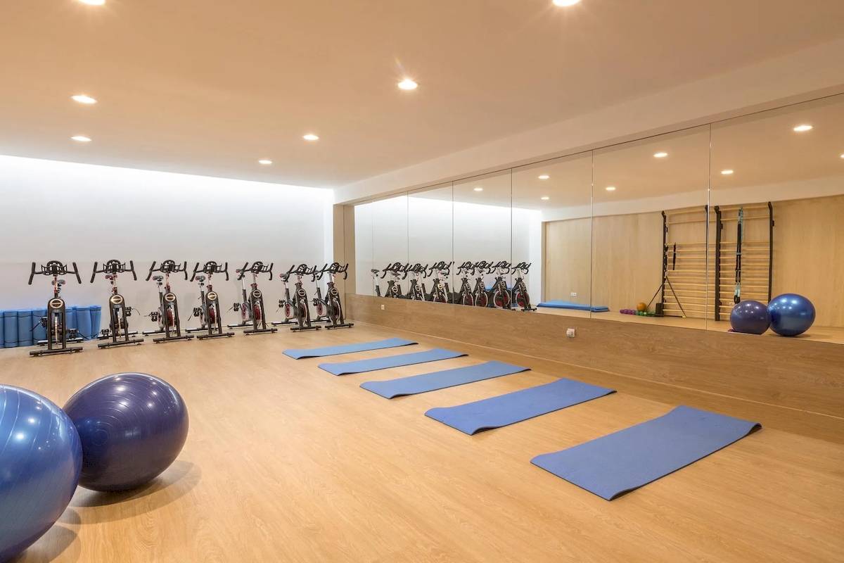 Fitnessraum im Hipotels Mediterraneo mit Spinning-Bikes und Yoga-Matten.