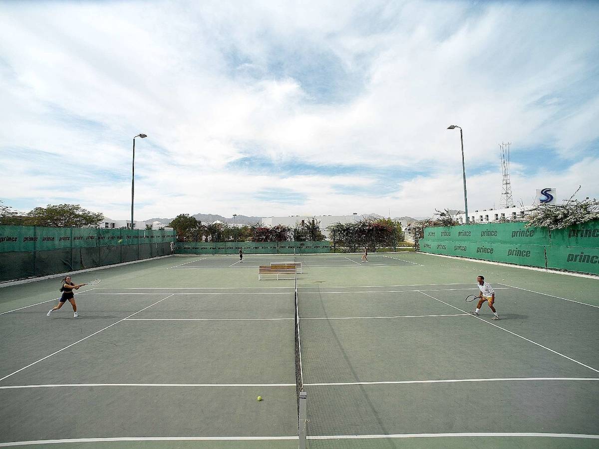 Tennisplatz im Maritim Jolie Ville Resort & Casino Sharm El Sheikh mit zwei Spielern.