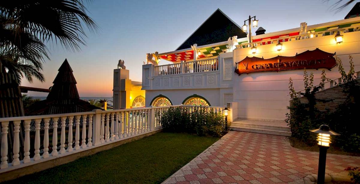 Abendliche Ansicht des Sentido Kamelya Selin Hotels mit Beleuchtung und chinesischem Restaurant