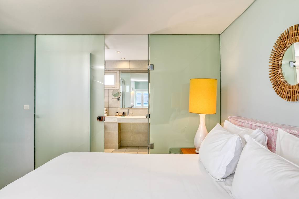 Schlafzimmer mit Zugang zum Bad im Mykonos Theoxenia Boutique Hotel