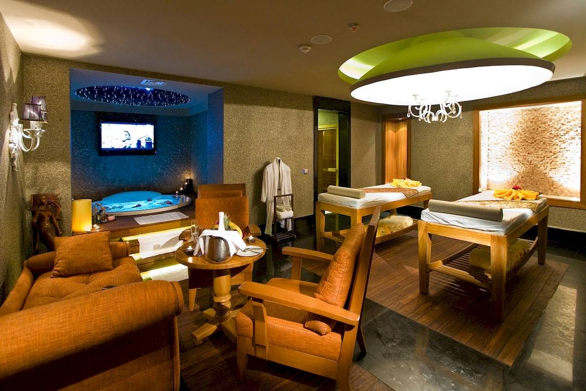 Spa-Behandlungsraum im Sentido Kamelya Fulya Hotel mit Jacuzzi und Massageliegen.