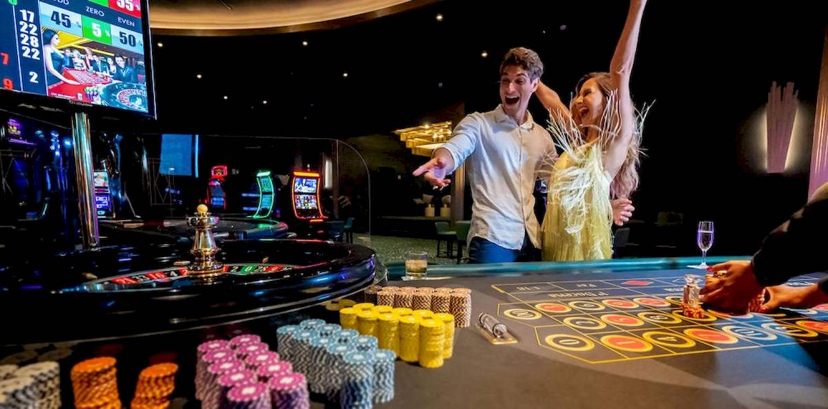 Paar im Lopesan Costa Bavaro Resort Casino, das am Roulettetisch spielt