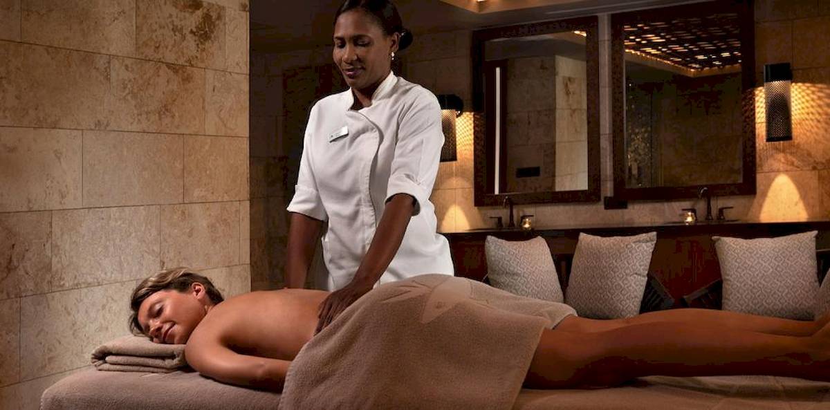 Eine Frau erhält eine Massage im Spa des Lopesan Costa Bavaro Resort Spa & Casino.