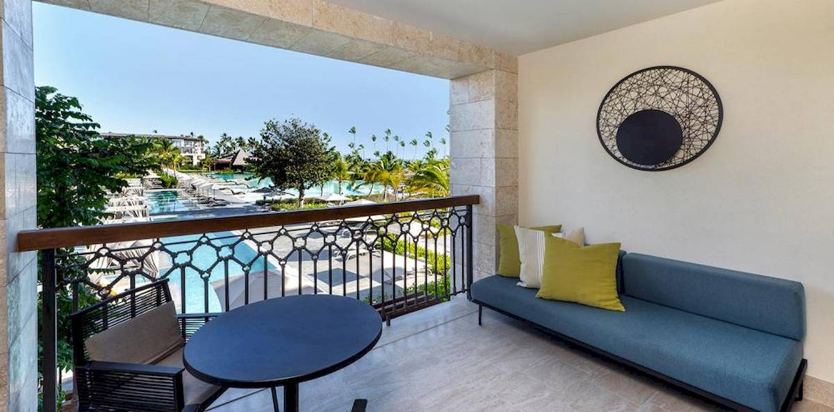 Balkon mit Blick auf den Pool im Lopesan Costa Bavaro Resort Spa & Casino