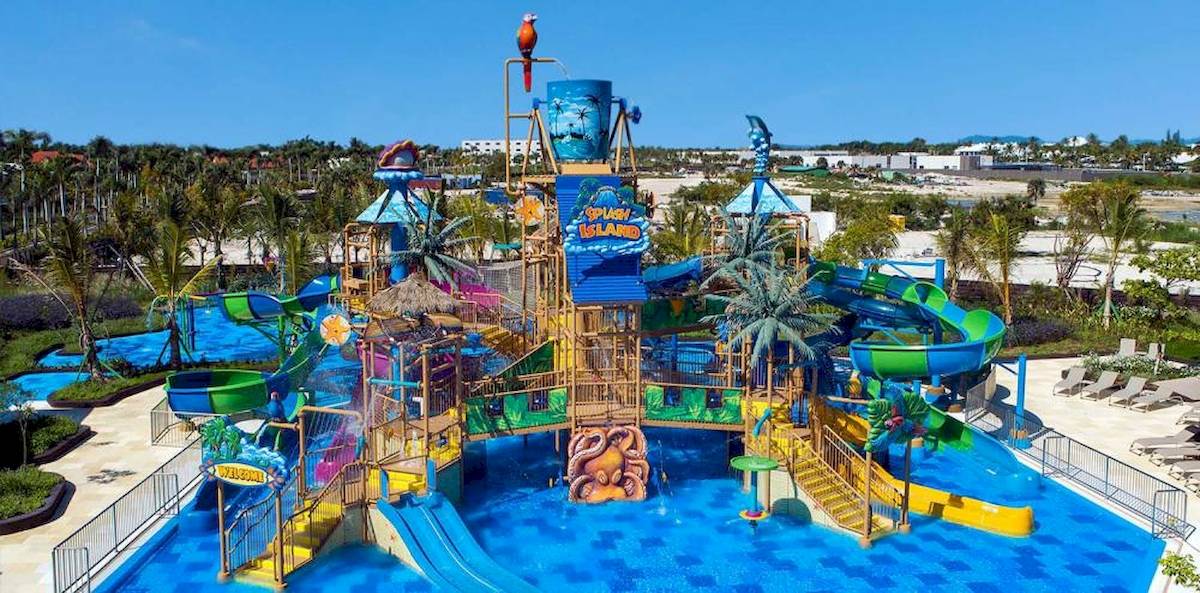 Luftaufnahme des Wasserparks im Lopesan Costa Bavaro Resort Spa & Casino mit verschiedenen Rutschen und Pools.