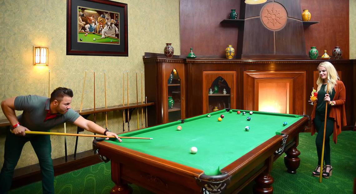 Ein Mann und eine Frau spielen Billard im Pickalbatros Palace Resort in Hurghada.