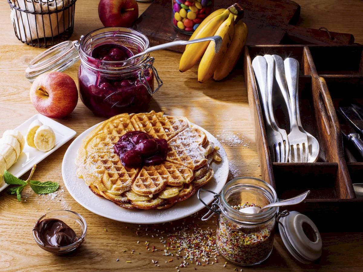 Frühstücksbuffet im Ibis Wien Mariahilf mit Waffeln, Früchten und Zubehör.