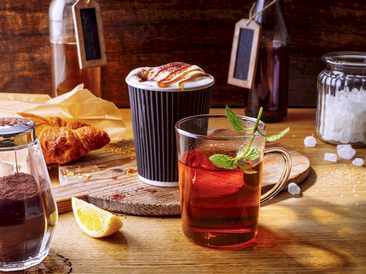 Frühstückstisch im Ibis Wien Mariahilf mit Croissant, Kaffee und Tee.