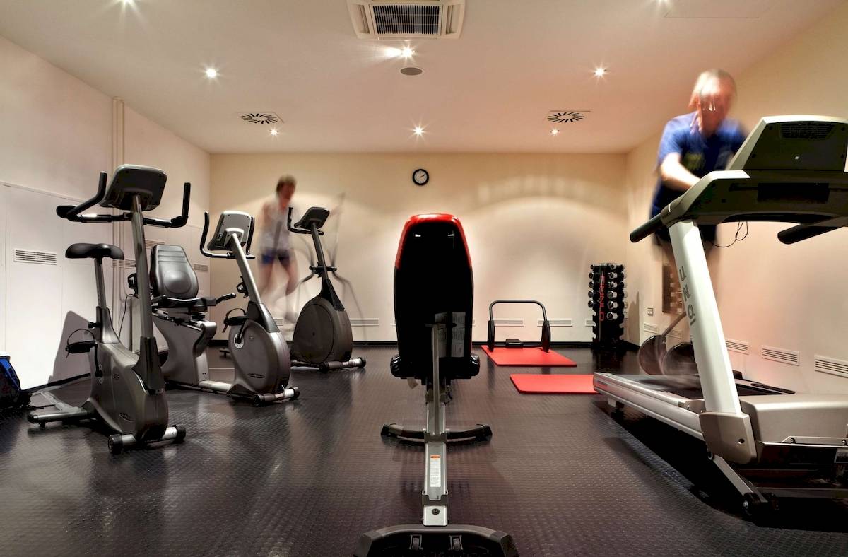 Fitnesszentrum im Flemings Hotel Wien-Stadthalle mit verschiedenen Geräten.