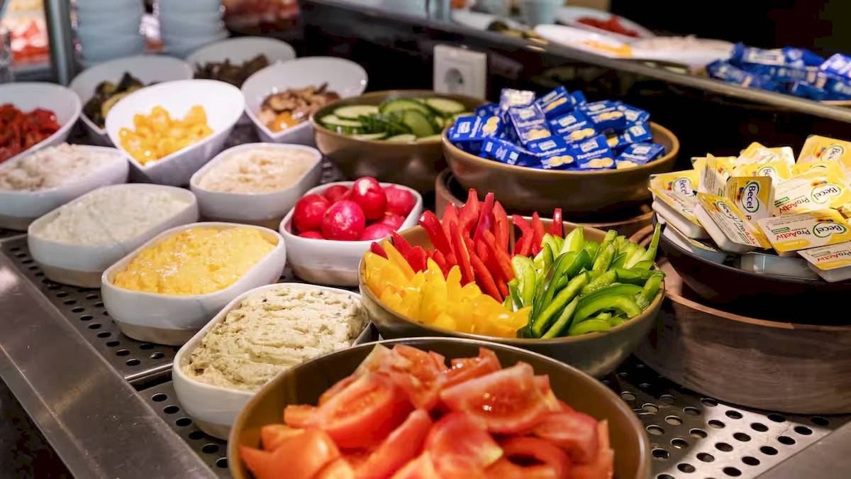 Buffetauswahl im DoubleTree by Hilton Vienna Schonbrunn mit verschiedenen Gemüse- und Dip-Optionen.