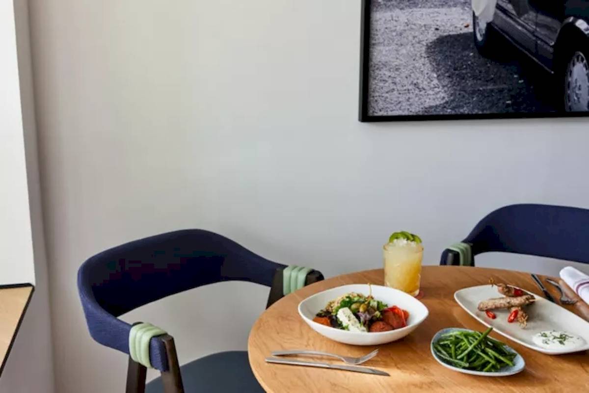 Speisetisch im Hotelfoyer mit verschiedenen Gerichten und Getränken