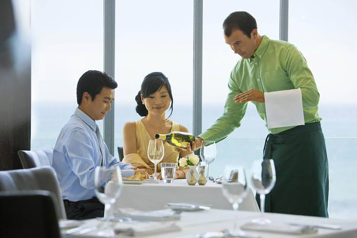 Essen im JA Beach Hotel Restaurant mit Blick aufs Meer.