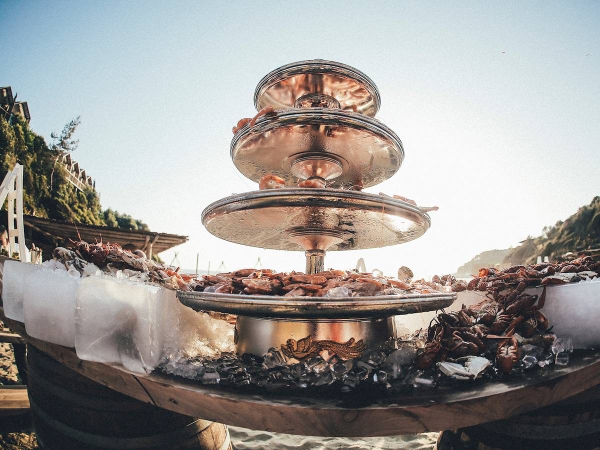 Foto von einem dreistöckigen Edelstahl-Meeresfrüchte-Buffet am Strand, serviert im Club Marvy