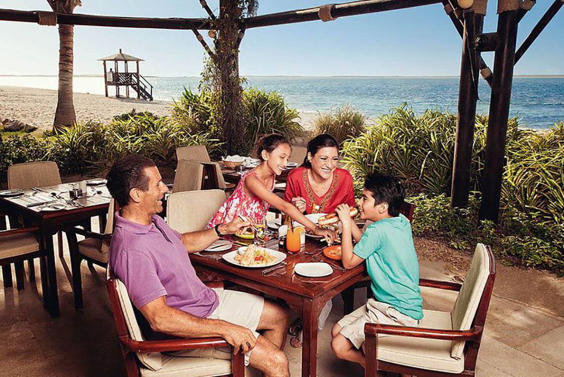 Familie im JA Beach Hotel Restaurant mit Blick auf den Strand