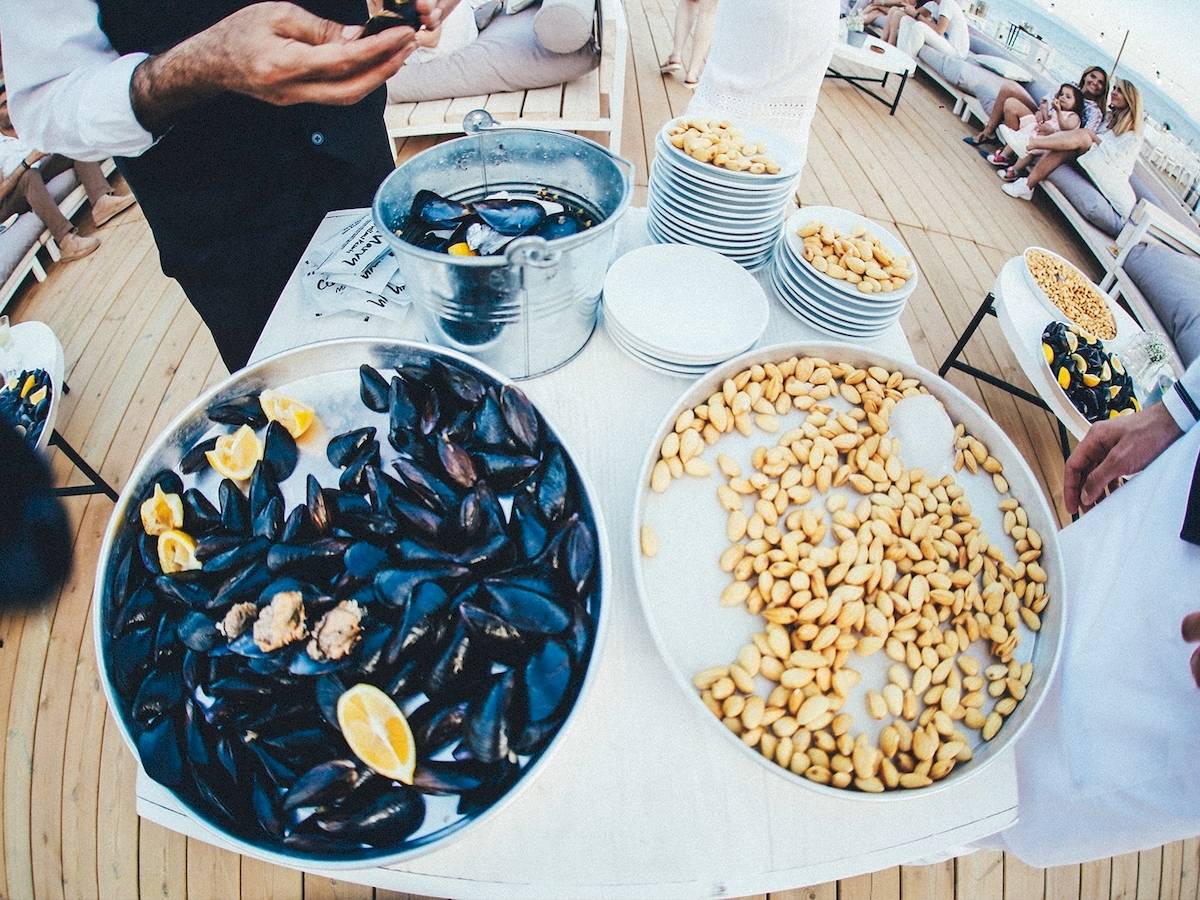 Buffettisch im Club Marvy mit Muscheln, Nüssen und weiteren Gerichten.