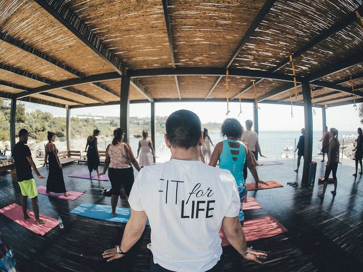 Yoga-Kurs unter freiem Himmel im Club Marvy Hotel mit Blick auf das Meer.