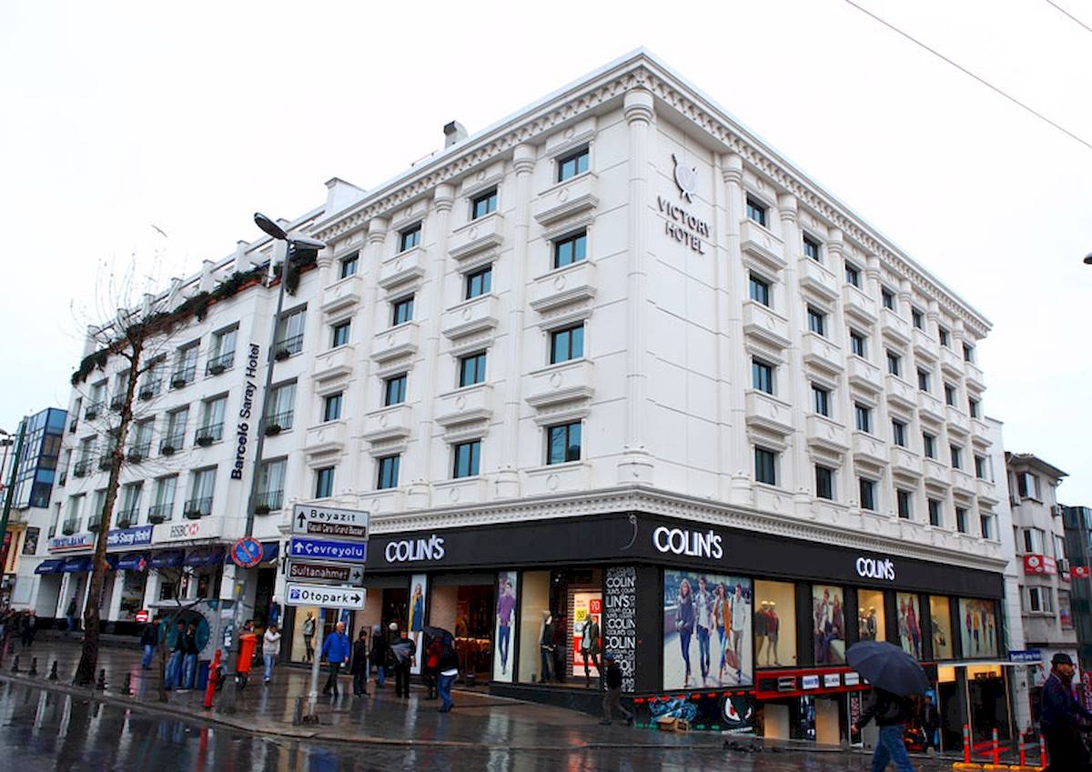 Das Victory Hotel & Spa Istanbul steht an einer regennassen Straße mit Colins Laden darunter.