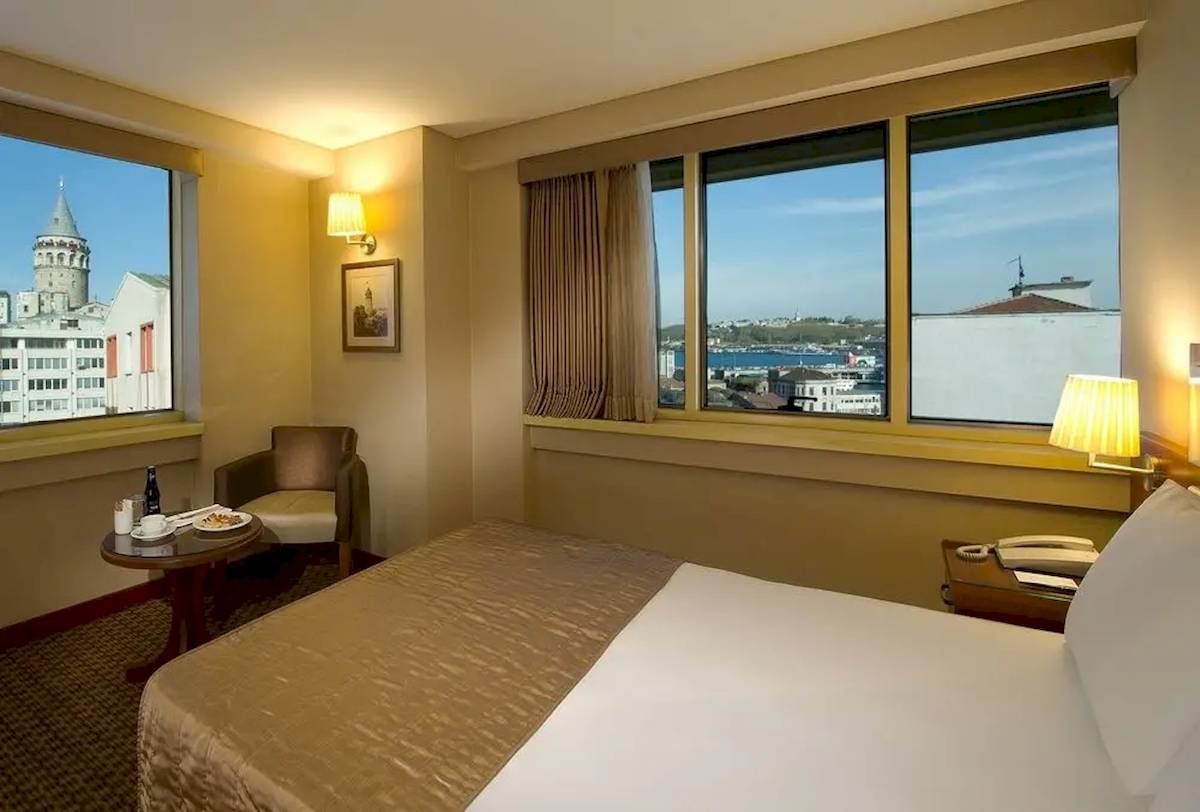 Zimmer im Golden City Hotel Istanbul mit Blick auf die Stadt und das Meer.