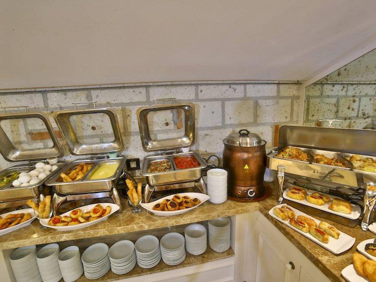 Buffet-Tisch im Yilsam Sultanahmet Hotel mit verschiedenen Speisen und Gerichten.