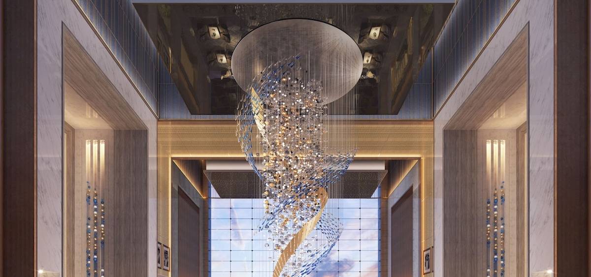 Ein beeindruckender Kronleuchter im Eingangsbereich des FIVE LUXE JBR Hotels.