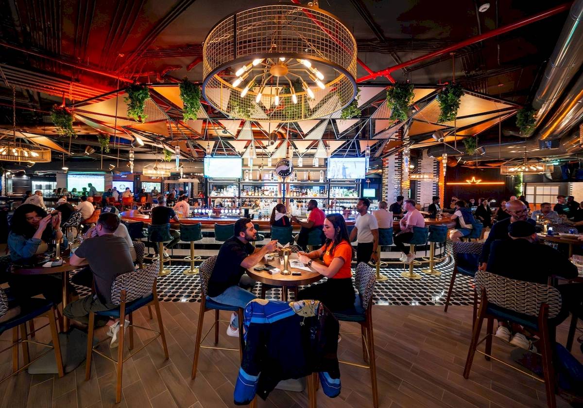 FIVE LUXE JBR Hotel Innenraum mit Gästen an der Bar