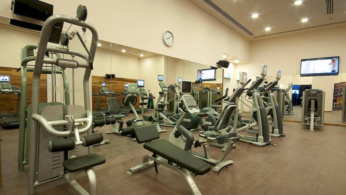 Fitnesscenter im Doubletree by Hilton Istanbul Moda Hotel mit diversen Trainingsgeräten und Spiegeln
