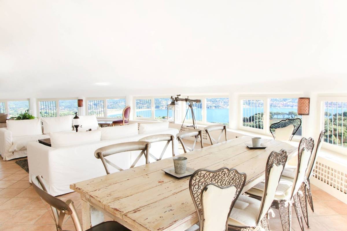 Innenansicht des Esszimmers im Hotel L'Hostellerie du Moulin mit Blick auf das Meer