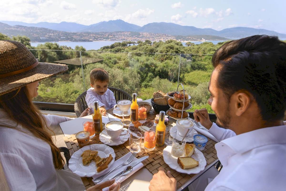 Frühstück auf der Terrasse mit Aussicht auf Meer und Berge mit Familie in L'Hostellerie du Moulin
