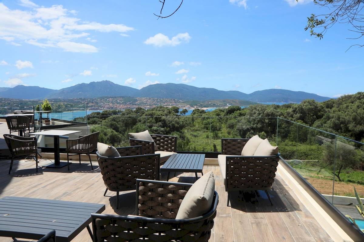 Dachterrasse des L'Hostellerie du Moulin Hotels mit Blick auf die Berge und das Meer.