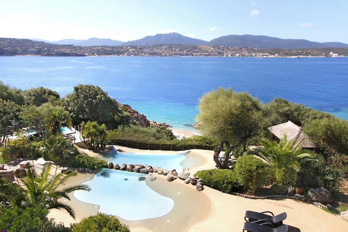 L'Hostellerie du Moulin - Aussicht auf den Pool und das Meer.