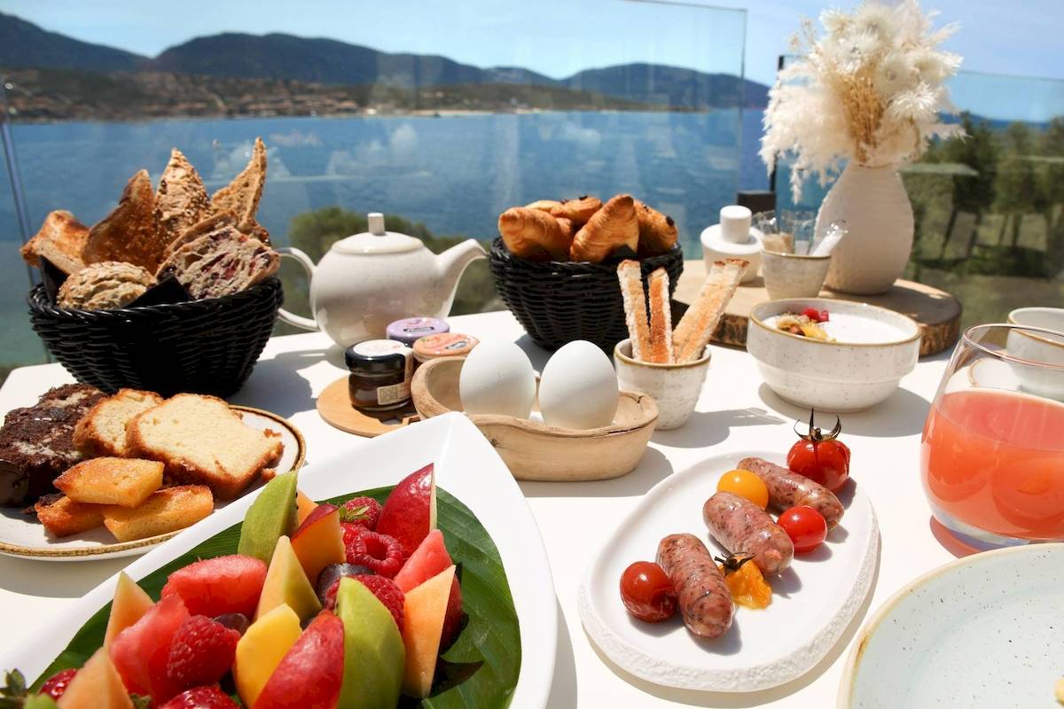 Frühstücksbuffet mit Meerblick im L'Hostellerie du Moulin