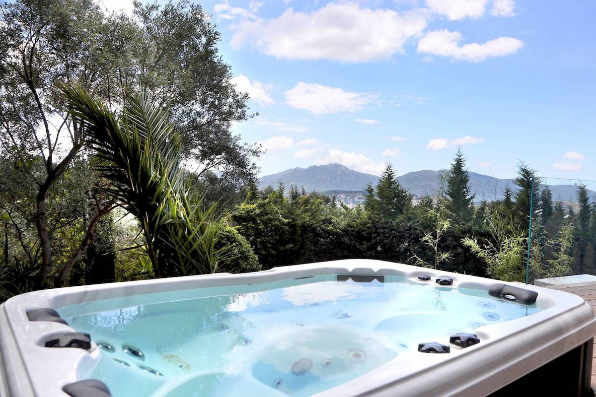 Außenwhirlpool des L'Hostellerie du Moulin mit Aussicht auf Berge