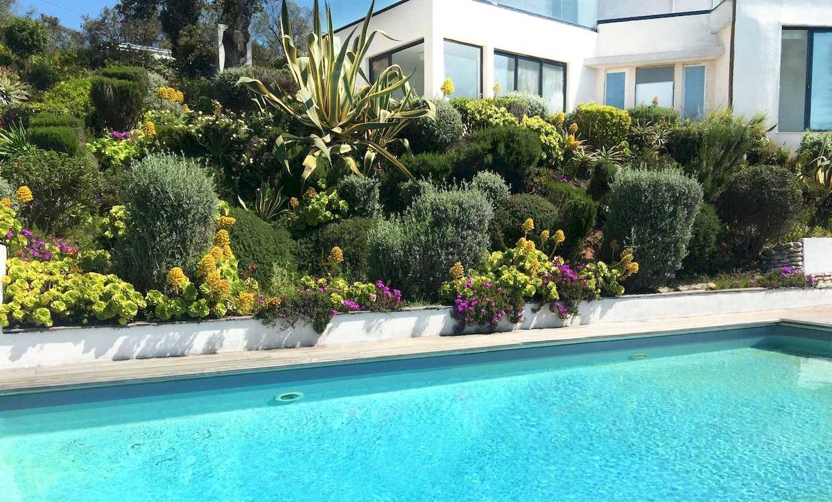 Garten mit Pool vor dem L'Hostellerie du Moulin Hotel