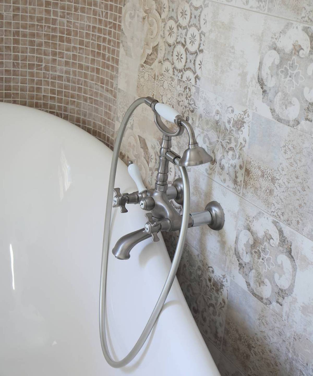 Ein Badezimmer mit einer weißen Badewanne und modernen Armaturen.